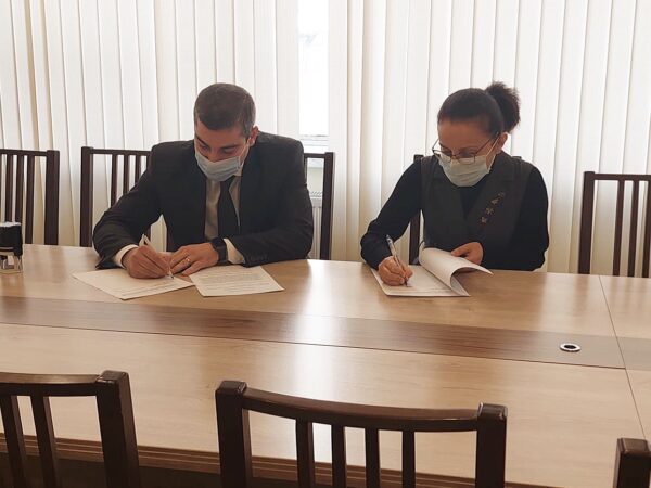 N.Melikyan and A.Babayan signing the MoU